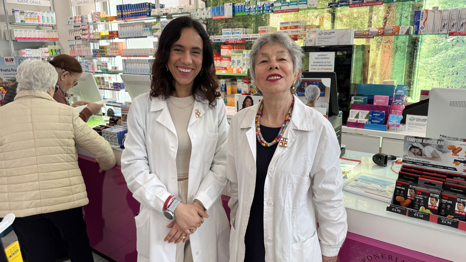 Dottoresse della Farmacia Delogu nel punto vendita di Roma Monteverde